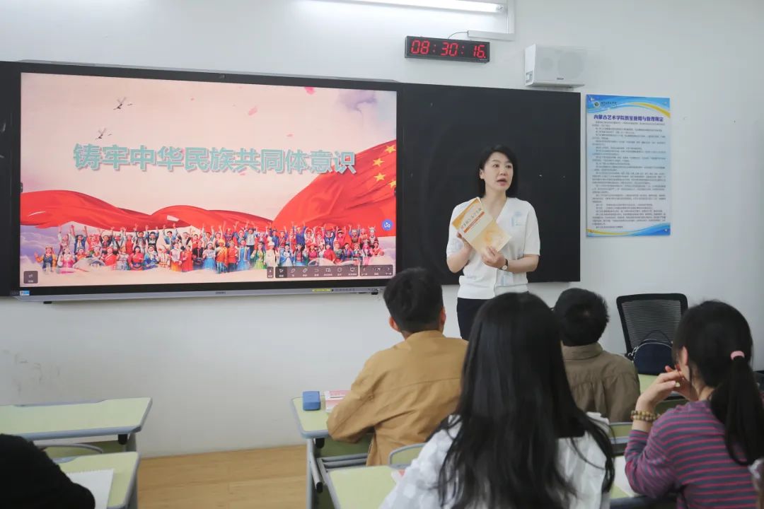 学校党委委员、副院长张蕾深入课堂为大学生讲...