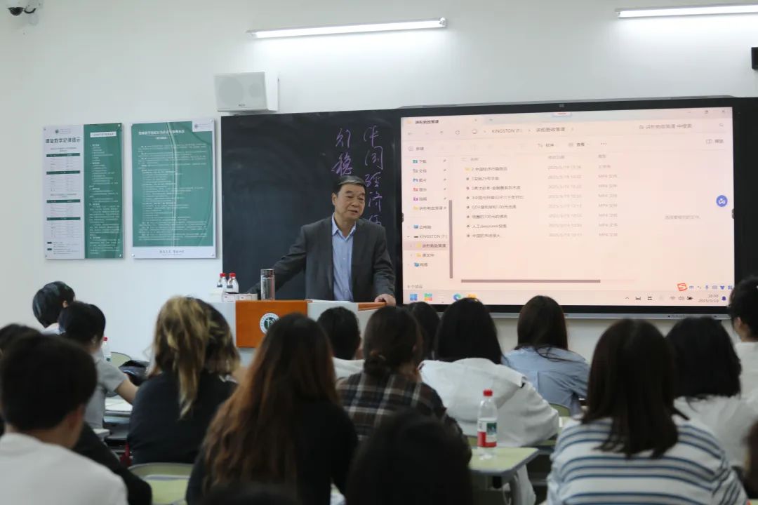 学校党委书记折喜文为大学生讲授思政课